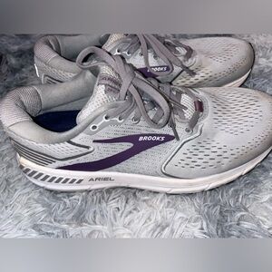 Brooks Women's Ariel '20 Running Sneakers Size 10.5